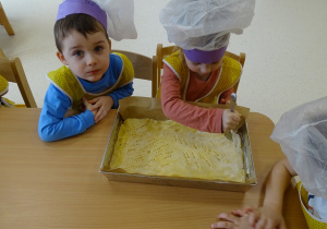 04 Dzieci nakłuwają ciasto